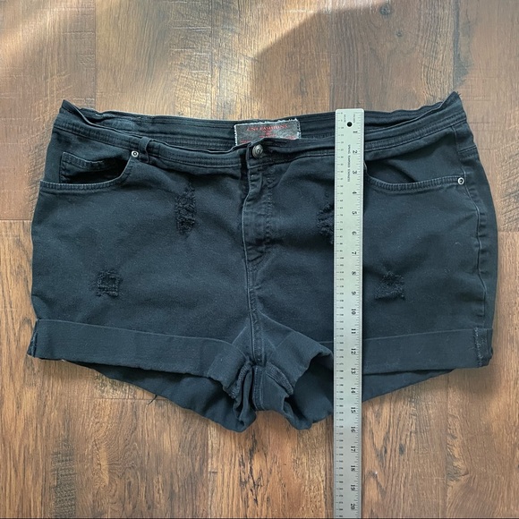 Black denim plus size short, size 20 by CNI - Picture 5 of 8